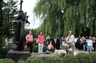 Родичі і побратими згадали Назарія Яремчука біля його могили в Чернівцях (ФОТО)