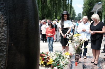 Родичі і побратими згадали Назарія Яремчука біля його могили в Чернівцях (ФОТО)