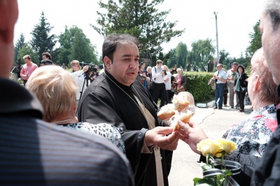 Родичі і побратими згадали Назарія Яремчука біля його могили в Чернівцях (ФОТО)