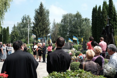 Родичі і побратими згадали Назарія Яремчука біля його могили в Чернівцях (ФОТО)