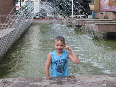 Діти у Чернівцях безстрашно купаються у фонтанах (ФОТО)