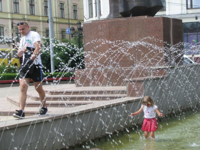 Діти у Чернівцях безстрашно купаються у фонтанах (ФОТО)