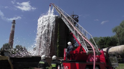 У Чернівцях рятувальники продемонстрували, як вони гасять пожежі (ФОТО)