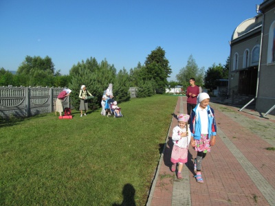 Паломники на Буковині йдуть хресною ходою в монастир у Хрещатику (ФОТО)