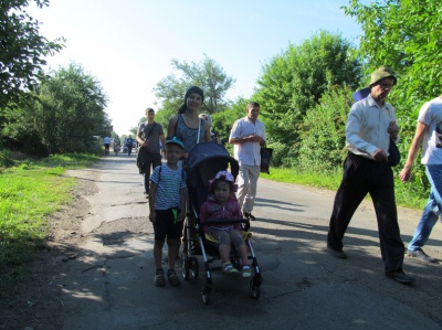 Паломники на Буковині йдуть хресною ходою в монастир у Хрещатику (ФОТО)