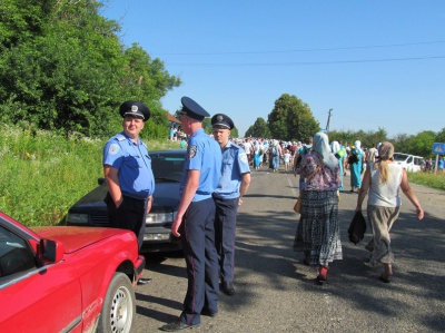 Паломники на Буковині йдуть хресною ходою в монастир у Хрещатику (ФОТО)