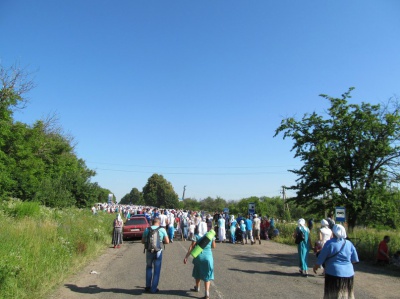 Паломники на Буковині йдуть хресною ходою в монастир у Хрещатику (ФОТО)