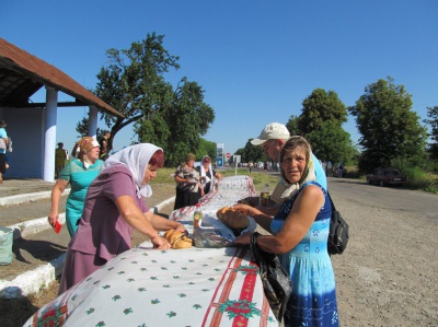 Паломники на Буковині йдуть хресною ходою в монастир у Хрещатику (ФОТО)