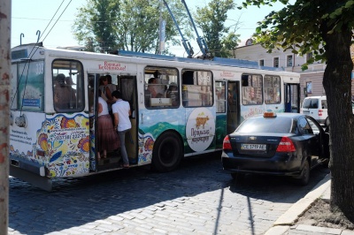 У Чернівцях приватні авто і таксі блокують зупинки тролейбусів і маршруток (ФОТО)