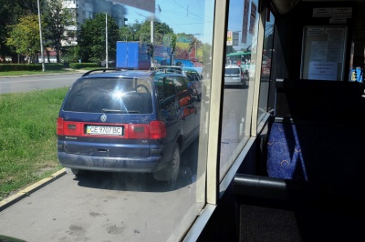 У Чернівцях приватні авто і таксі блокують зупинки тролейбусів і маршруток (ФОТО)