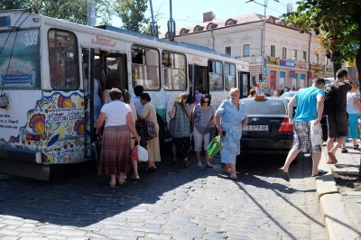 У Чернівцях приватні авто і таксі блокують зупинки тролейбусів і маршруток (ФОТО)