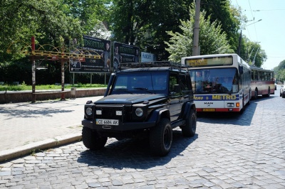 У Чернівцях приватні авто і таксі блокують зупинки тролейбусів і маршруток (ФОТО)