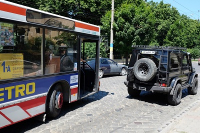 У Чернівцях приватні авто і таксі блокують зупинки тролейбусів і маршруток (ФОТО)