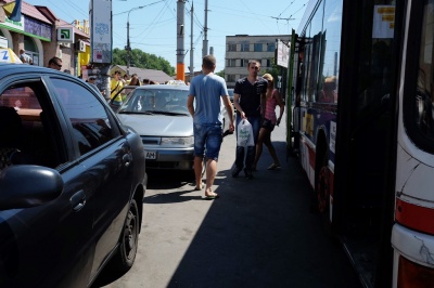 У Чернівцях приватні авто і таксі блокують зупинки тролейбусів і маршруток (ФОТО)