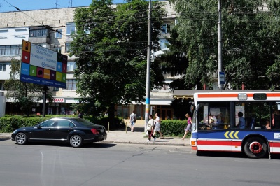 У Чернівцях приватні авто і таксі блокують зупинки тролейбусів і маршруток (ФОТО)