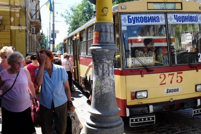 У Чернівцях приватні авто і таксі блокують зупинки тролейбусів і маршруток (ФОТО)