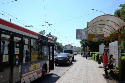 У Чернівцях приватні авто і таксі блокують зупинки тролейбусів і маршруток (ФОТО)