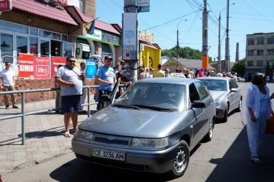 У Чернівцях приватні авто і таксі блокують зупинки тролейбусів і маршруток (ФОТО)