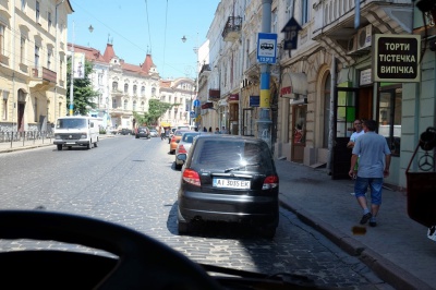 У Чернівцях приватні авто і таксі блокують зупинки тролейбусів і маршруток (ФОТО)