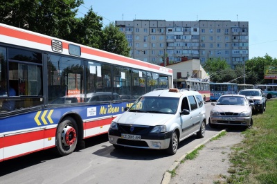 У Чернівцях приватні авто і таксі блокують зупинки тролейбусів і маршруток (ФОТО)