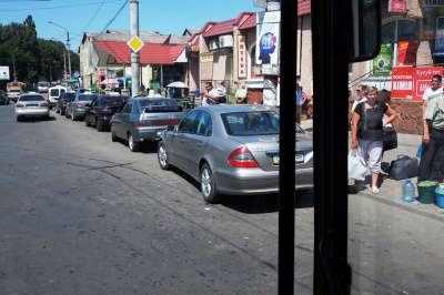 У Чернівцях приватні авто і таксі блокують зупинки тролейбусів і маршруток (ФОТО)