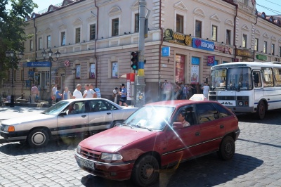 У Чернівцях приватні авто і таксі блокують зупинки тролейбусів і маршруток (ФОТО)