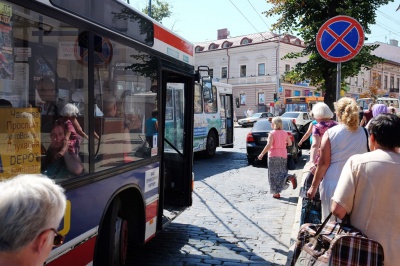 У Чернівцях приватні авто і таксі блокують зупинки тролейбусів і маршруток (ФОТО)