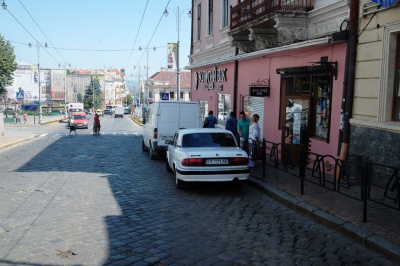 У Чернівцях приватні авто і таксі блокують зупинки тролейбусів і маршруток (ФОТО)