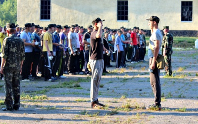 Сотня студентів ЧНУ на полігоні вчиться стріляти та їздити на БРДМ (відео)