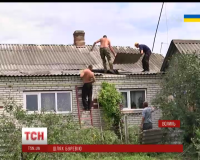 На Волині буревій трощив дахи і виривав з корінням дерева