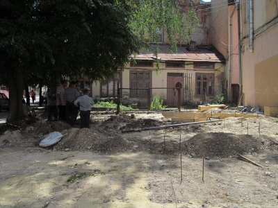 Через будівництво пам’ятника бургомістру Чернівців пересунули газетний кіоск (ФОТО)