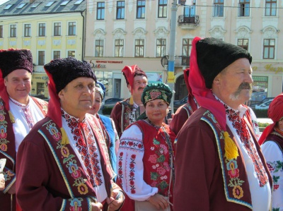 Прапор України під час відкриття Петрівського ярмарку винесли військовослужбовці (ФОТО)