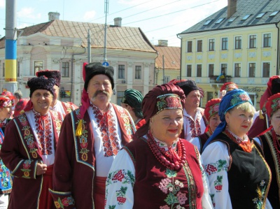 Прапор України під час відкриття Петрівського ярмарку винесли військовослужбовці (ФОТО)