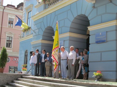 Прапор України під час відкриття Петрівського ярмарку винесли військовослужбовці (ФОТО)