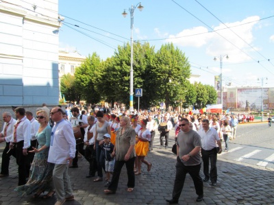 Прапор України під час відкриття Петрівського ярмарку винесли військовослужбовці (ФОТО)