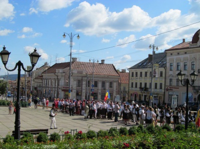 Прапор України під час відкриття Петрівського ярмарку винесли військовослужбовці (ФОТО)