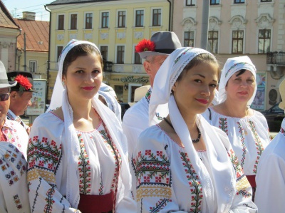 Прапор України під час відкриття Петрівського ярмарку винесли військовослужбовці (ФОТО)