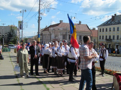 Прапор України під час відкриття Петрівського ярмарку винесли військовослужбовці (ФОТО)