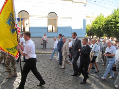 Прапор України під час відкриття Петрівського ярмарку винесли військовослужбовці (ФОТО)