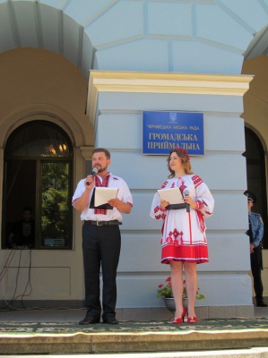 Прапор України під час відкриття Петрівського ярмарку винесли військовослужбовці (ФОТО)