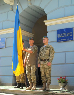 Прапор України під час відкриття Петрівського ярмарку винесли військовослужбовці (ФОТО)