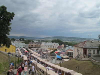 У містечку майстрів на "Петрівському ярмарку" художники продають портрет Кузьми