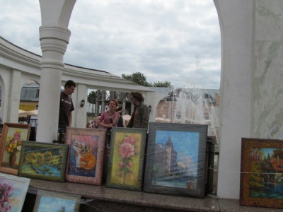 У містечку майстрів на "Петрівському ярмарку" художники продають портрет Кузьми
