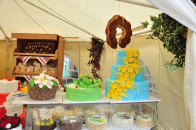 На "Петрівському ярмарку" продають торти у вигляді вишиванок та прапора України (ФОТО)
