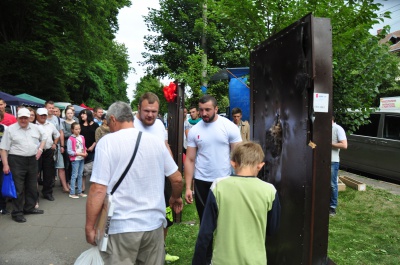 Під час ярмарку у Чернівцях відвідувачі ламали двері та тягали штангу (ФОТО)