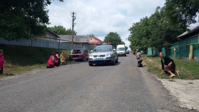 Буковинці навколішки зустріли тіло загиблого в АТО односельчанина (ФОТО)