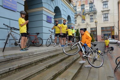 Екс-прем’єр Литви приїхав на велосипеді в Чернівці (ФОТО)