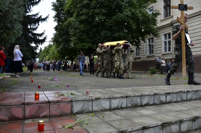 Загиблого в АТО буковинця Миколу Соловія провели в останню путь (ФОТО)