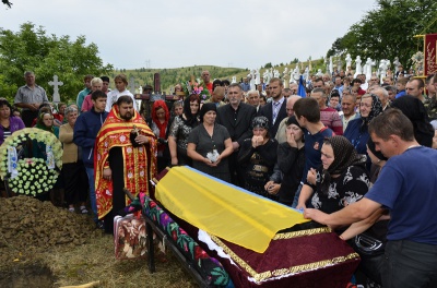 Загиблого в АТО буковинця Миколу Соловія провели в останню путь (ФОТО)