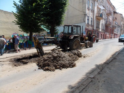 Мешканці центру Чернівців четвертий день очікують на водопостачання